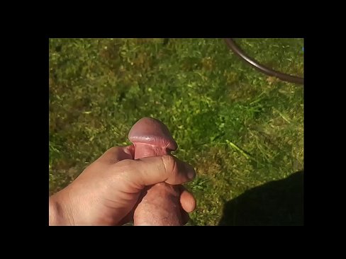 ❤️ Vruća zgodna jebe svoju ružičastu macu i svršava špricom u ljetnoj bašti ❤️❌ Prelijepi porno kod nas ﹏