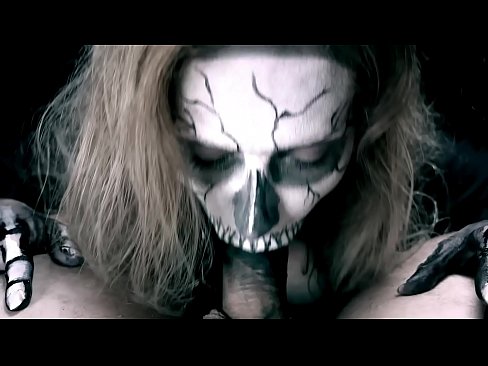 ❤️ Demonska djevojka siše kurac svojim crnim ustima i guta spermu. ❤️❌ Prelijepi porno kod nas ﹏